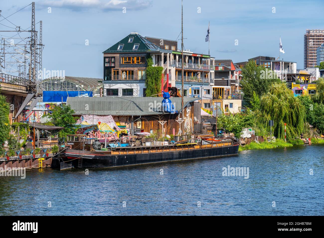 Berlino, Germania - 30 luglio 2021: Holzmarkt villaggio urbano creativo, progetto comunitario sul lungomare del fiume Sprea Foto Stock