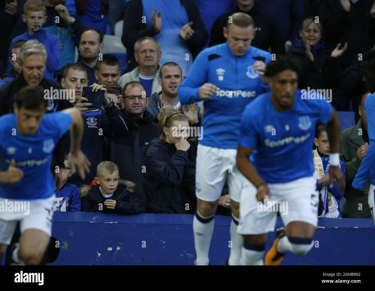 I fan di Everton guardano il ritorno dell'eroe Wayne Rooney di Everton durante la partita di qualificazione al terzo turno del Goodison Park Stadium di Liverpool. Data foto: 27 marzo 2017. Il credito PIC dovrebbe essere: Simon Bellis/Sportimage via PA Images Foto Stock