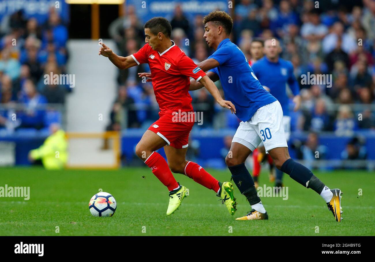 Mason Holgate di Everton in azione con il Wissam ben Yedder di Siviglia durante la partita di pre-stagione al Goodison Park Stadium di Liverpool. Data foto 6 agosto 2017. Il credito d'immagine dovrebbe leggere: Paul Thomas/Sportimage via PA Images Foto Stock