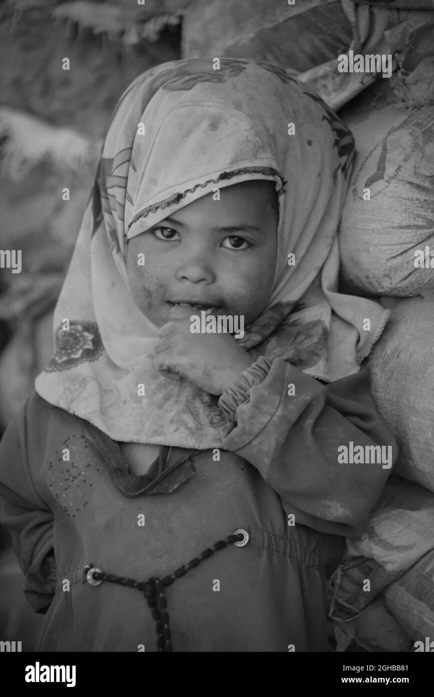 Taiz, Yemen- 04 Feb 2021 : Una povera ragazza vive in un campo di sfollamento a Taiz, Yemen Foto Stock