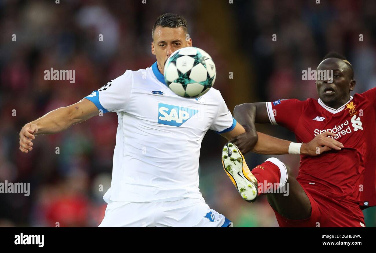 Sadio Mane di Liverpool e Sandro Wagner di Hoffenheim la Champions League si gioca all'Anfield Stadium di Liverpool. Data foto 23 agosto 2017. Il credito d'immagine dovrebbe essere: Lynne Cameron/Sportimage via PA Images Foto Stock