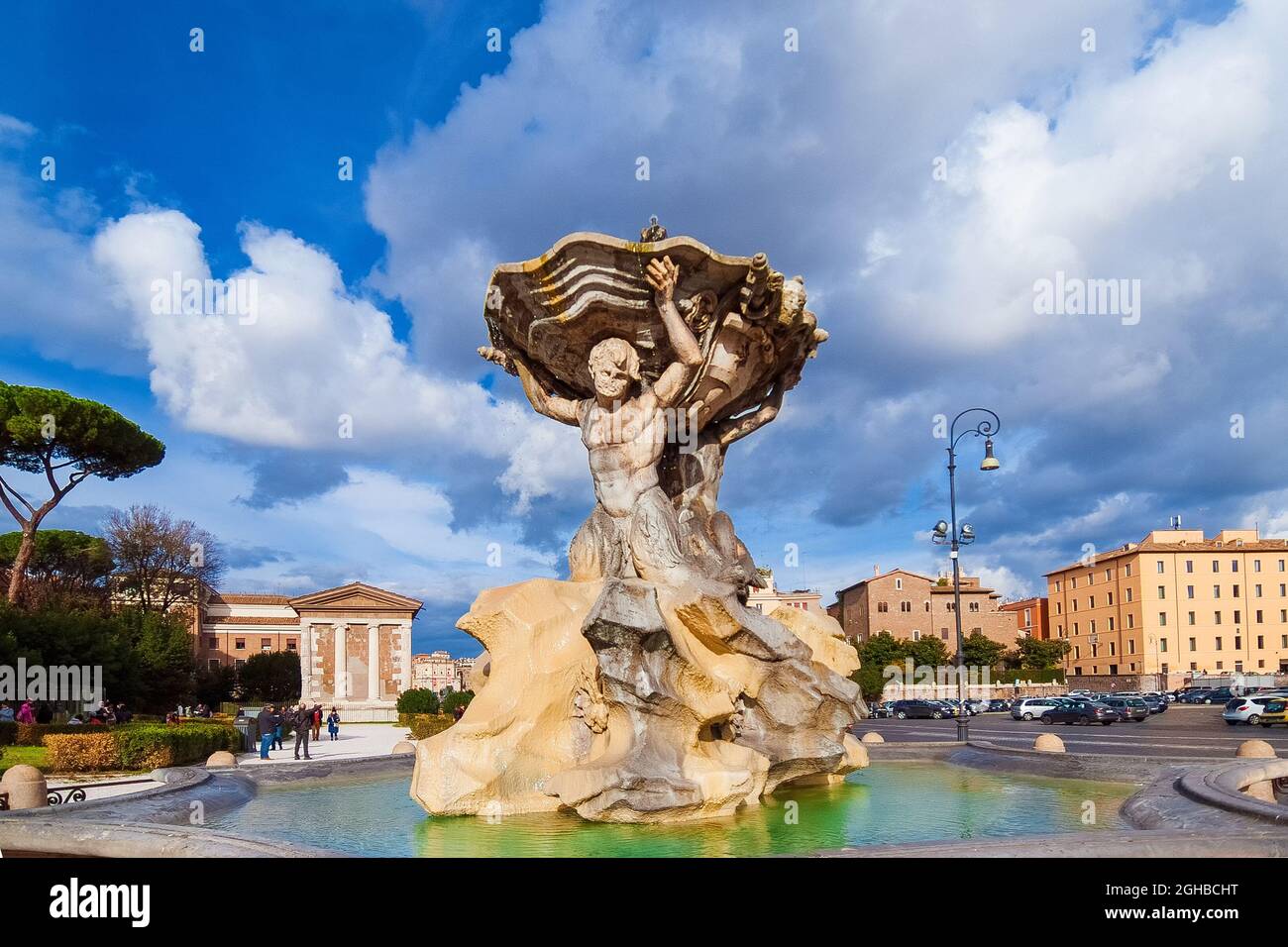 Tour turistico a piedi intorno alla Fontana dei Tritoni e l'antico Tempio di Ercole Victor, nel centro di Piazza del Foro Boario, a Roma Foto Stock