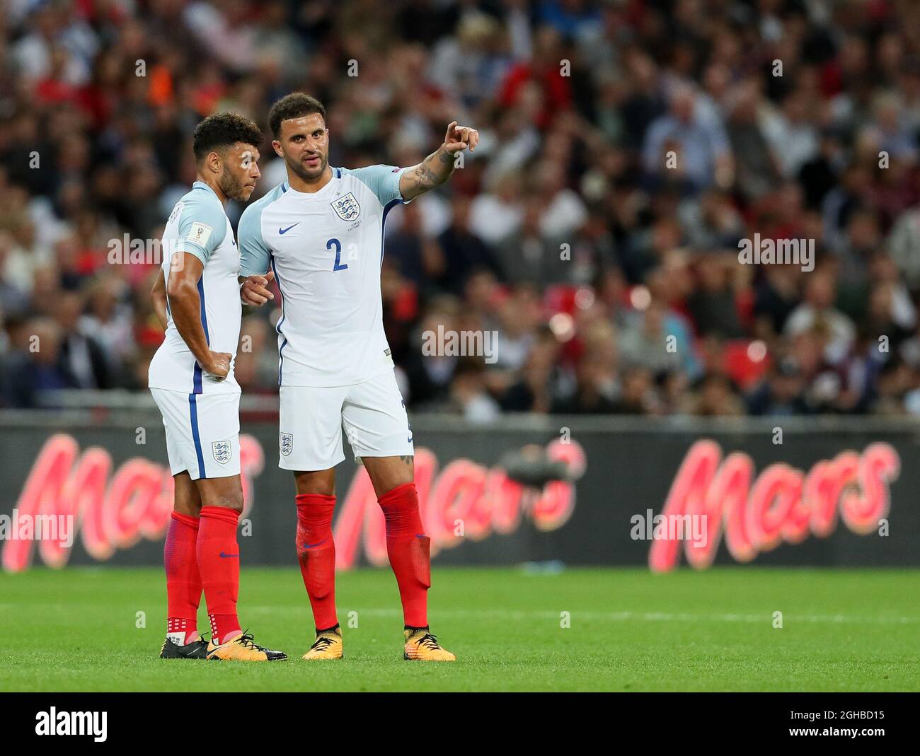 Kyle Walker inglese parla con Alex Oxlade-Chamberlain durante la partita di qualificazione della Coppa del mondo al Wembley Stadium di Londra. Data foto 4 settembre 2017. Il credito dovrebbe essere: David Klein/Sportimage via PA Images Foto Stock