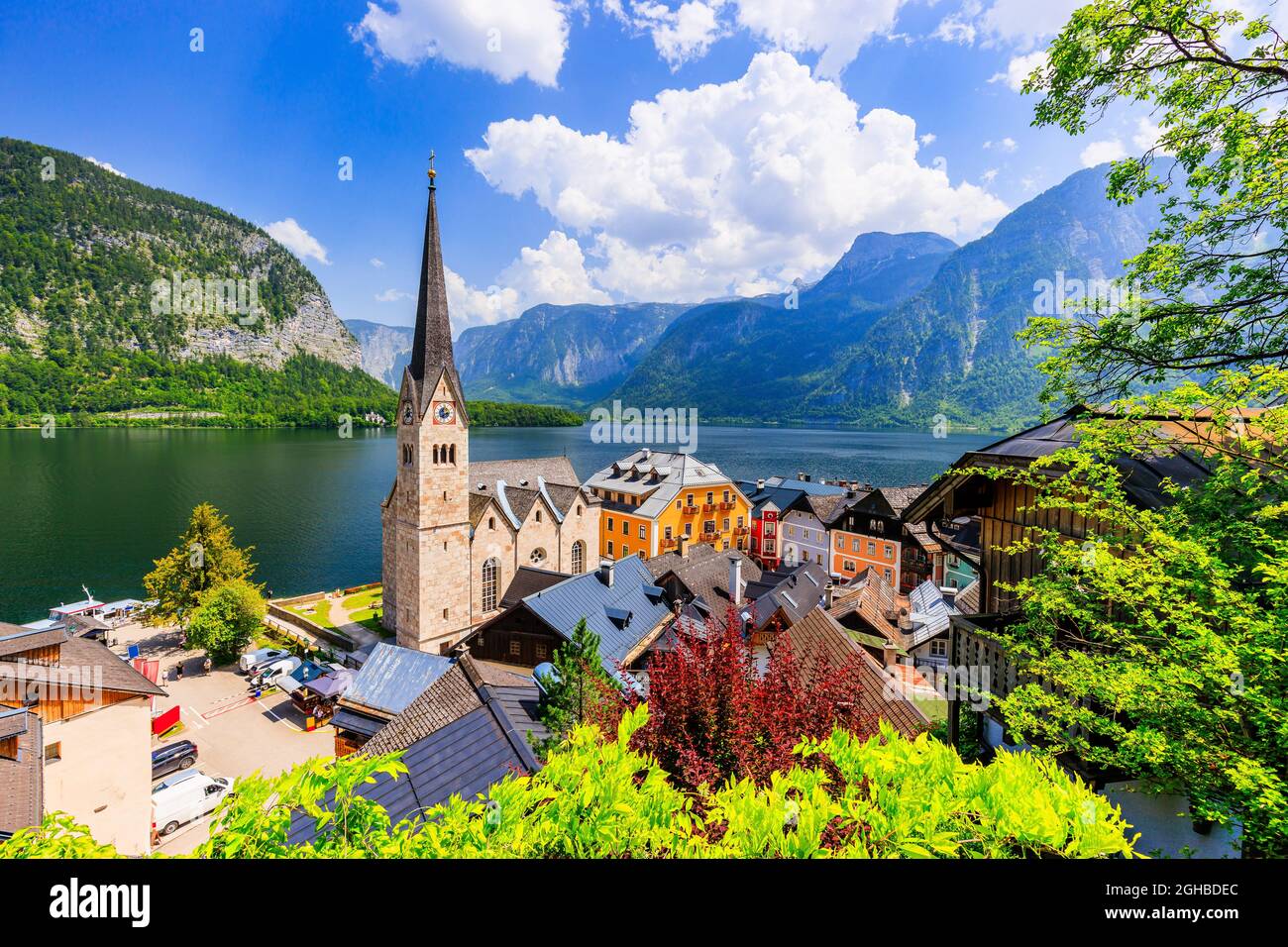 Hallstatt, Austria. Hallstatter See o il lago Hallstatt e la città vecchia nella regione del Salzkammergut. Foto Stock