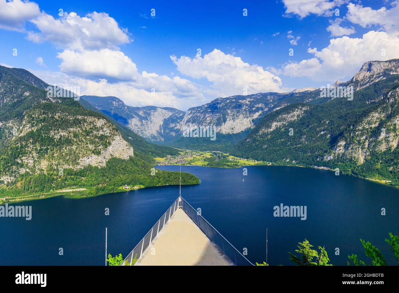 Hallstatt, Austria. Hallstatter See o il lago Hallstatt nella zona turistica di Salzkammergut. Foto Stock