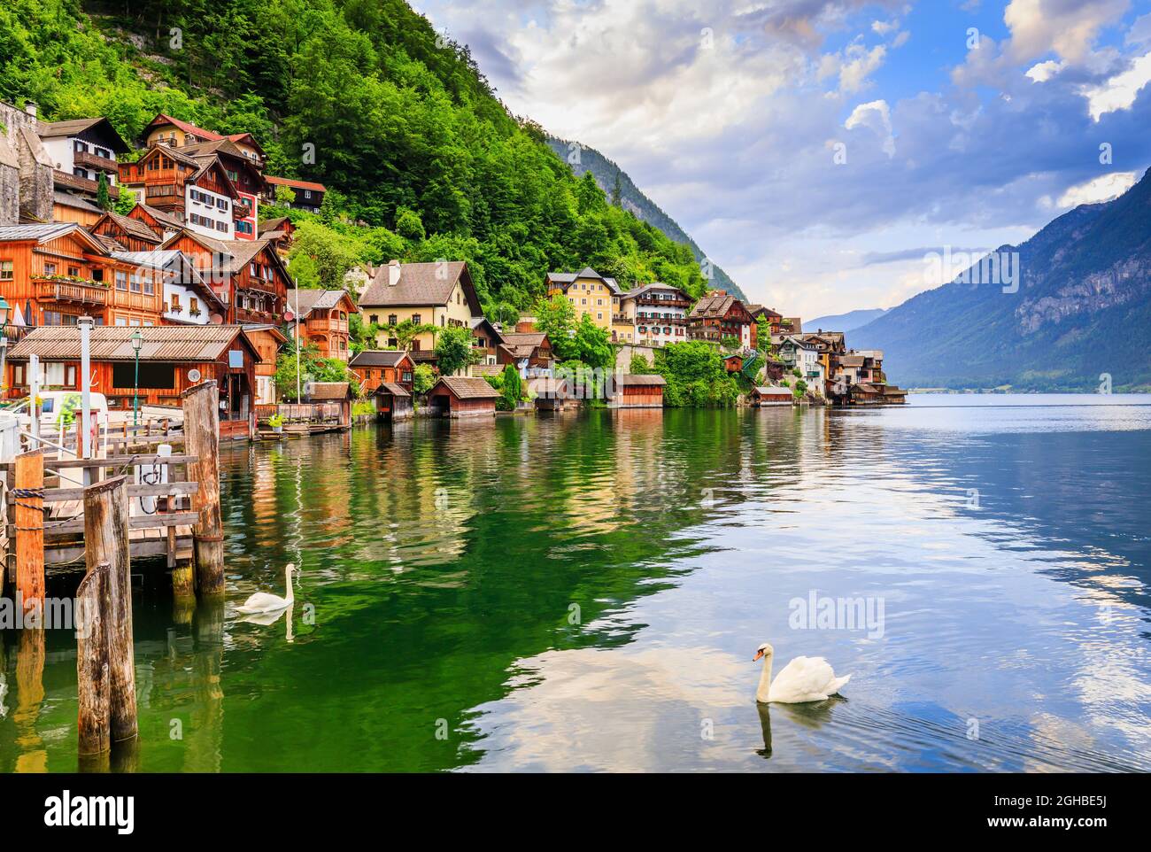 Hallstatt, Austria. Hallstatter See o il lago Hallstatt e la città vecchia nella regione del Salzkammergut. Foto Stock
