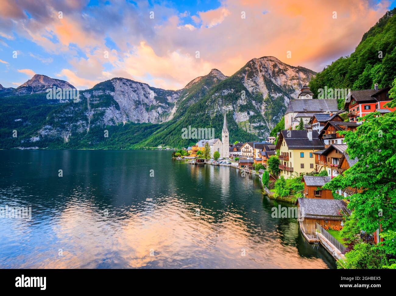 Hallstatt, Austria. Hallstatter See o il lago Hallstatt e la città vecchia all'alba. Foto Stock