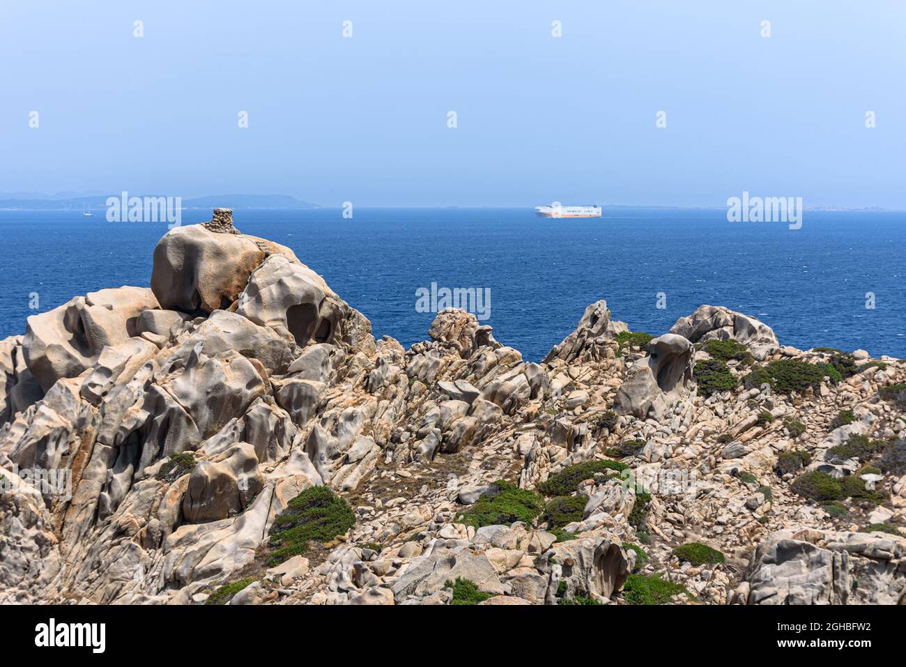Un traghetto nel rettilineo di Bonifacio visto da Capo testa, Sardegna Foto Stock