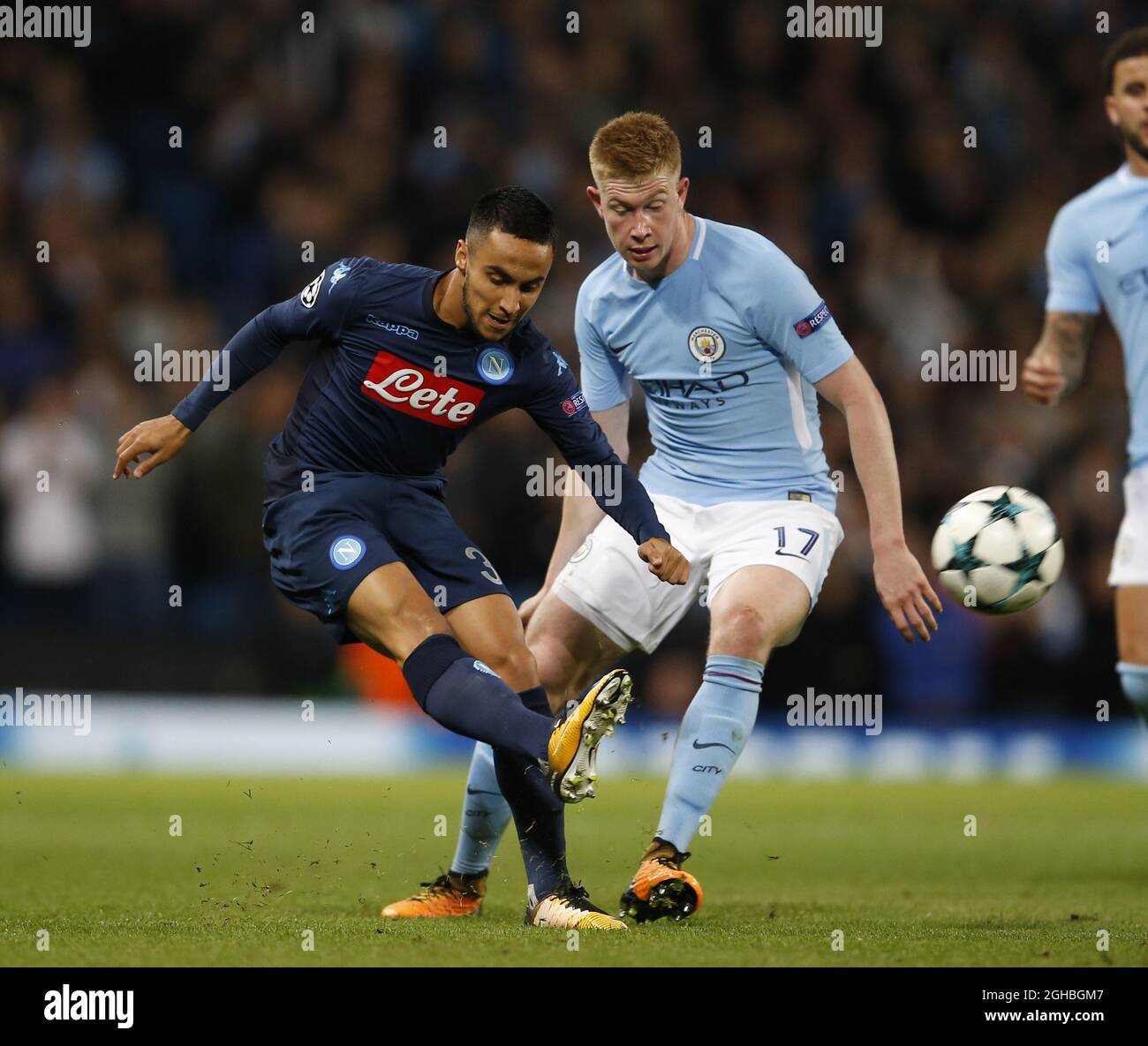 Raul Albiol di Napoli si inonda con Kevin De Bruyne di Manchester City  durante la partita di campionato dei campioni all'Etihad Stadium di  Manchester. Data foto 17 ottobre 2017. Il credito dovrebbe