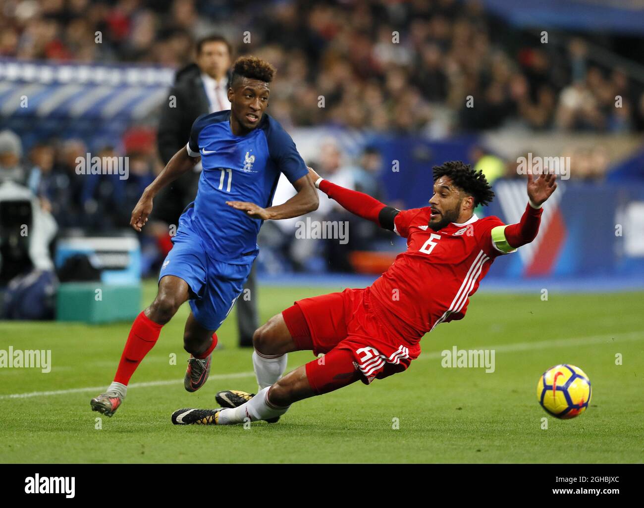 Kingsley Coman francese si incomuna con Ashley Williams del Galles durante la partita internazionale amichevole allo Stade de France, Parigi . Data foto: 10 novembre 2017. Il credito dovrebbe essere: David Klein/Sportimage via PA Images Foto Stock