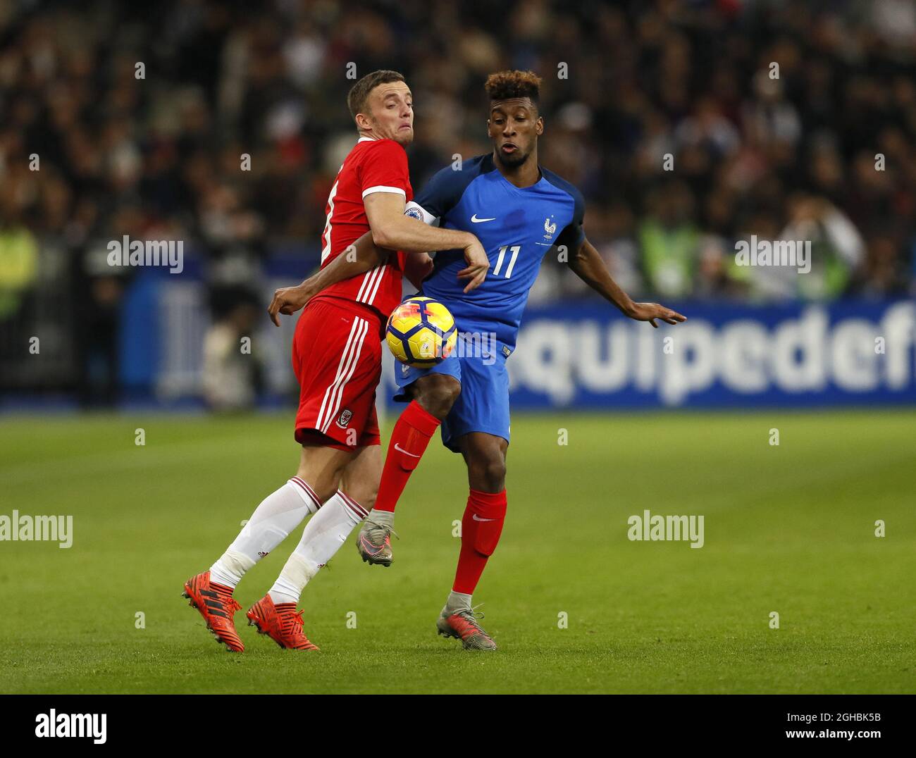 Il Kingsley Coman francese si insaporì con il Wales' Andy King durante la partita internazionale allo Stade de France di Parigi . Data foto: 10 novembre 2017. Il credito dovrebbe essere: David Klein/Sportimage via PA Images Foto Stock