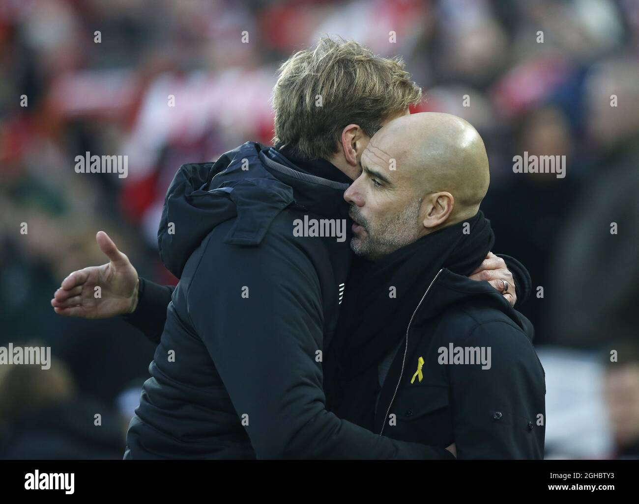 Jurgen Klopp manager di Liverpool e Josep Guardiola manager di Manchester  City Hug durante la prima partita di campionato all'Anfield Stadium di  Liverpool. Data foto 14 gennaio 2018. Il credito dovrebbe essere: