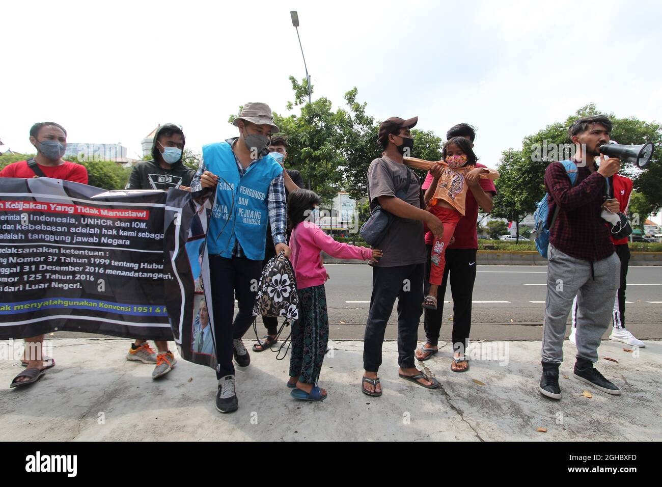 Jalan Veteran, Jakarta centrale, Indonesia. 06 settembre 2021. Un certo numero di rifugiati afghani ha tenuto una dimostrazione dietro il Palazzo Presidenziale a Jalan Veteran, nel centro di Jakarta, dopo che i rifugiati afghani sono stati sfrattati dalla tenda dove erano riparati, che era sul marciapiede accanto all'ufficio dell'UNHCR. Chiedono chiarezza sul loro destino in Indonesia al Presidente della Repubblica indonesiana, Joko Widodo, affinché possano essere trasferiti in insediamenti permanenti in altri paesi come rifugiati. Credit: Pacific Press Media Production Corp./Alamy Live News Foto Stock