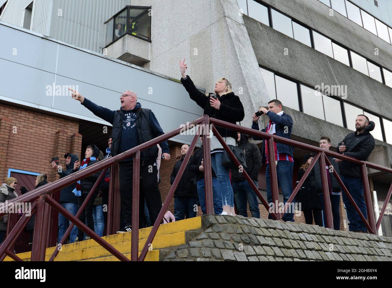 I fan di Aston Villa si accanono a far arrivare i fan di Birmingham City prima di iniziare la partita del campionato al Villa Park Stadium di Birmingham. Data foto 11 febbraio 2018. Il credito dell'immagine dovrebbe leggere: Joe Perch/Sportimage via PA Images Foto Stock