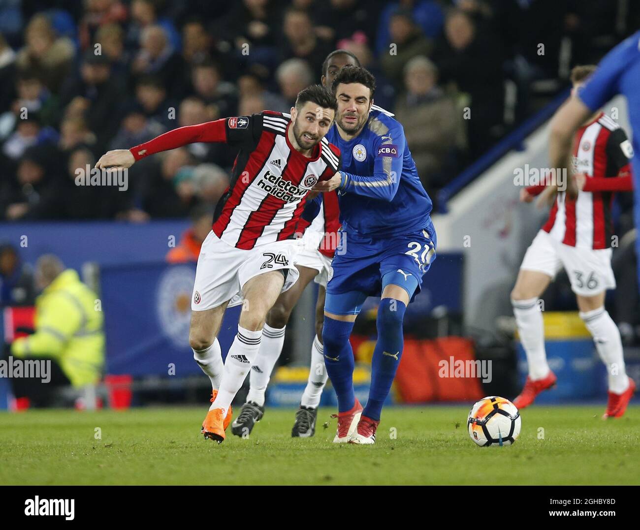 Daniel Lafferty di Sheffield Utd affrontato da Vicente Iborra di Leicester City durante la quinta partita di fa Cup al King Power Stadium di Leicester. Data foto 16 Febbraio, 2018. Il credito dovrebbe essere: Simon Bellis/Sportimage via PA Images Foto Stock
