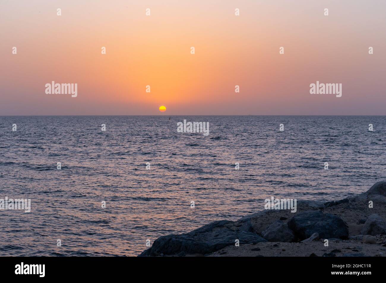 Semplice tramonto dorato sul Golfo di Dubai, Emirati Arabi Uniti, visto da Bluewaters Island. Foto Stock