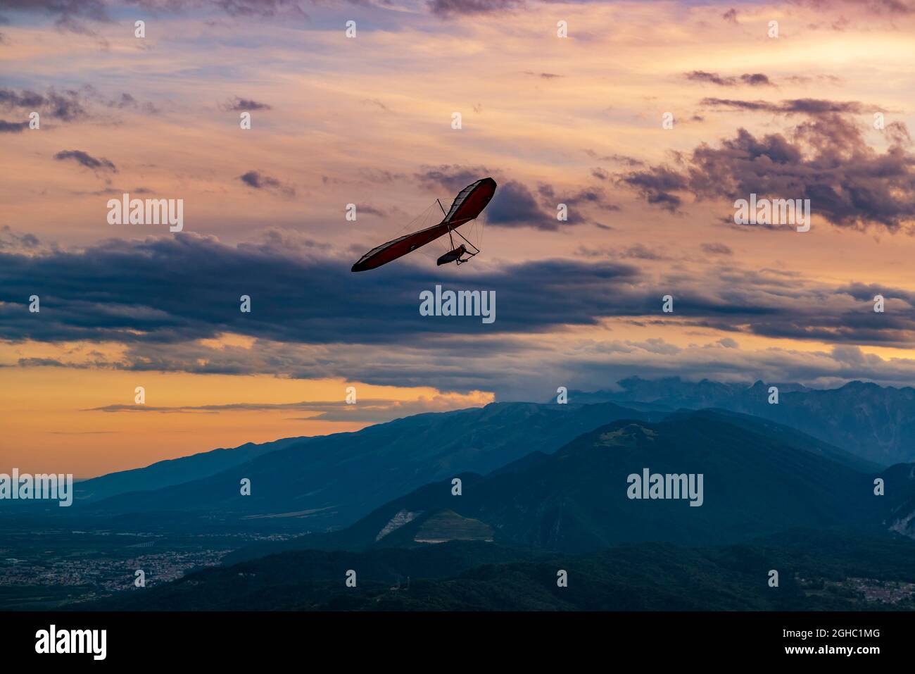 Deltaplano nel cielo del tramonto. Bellezza di sport estremi. Sogno di volare si avverano. Foto Stock