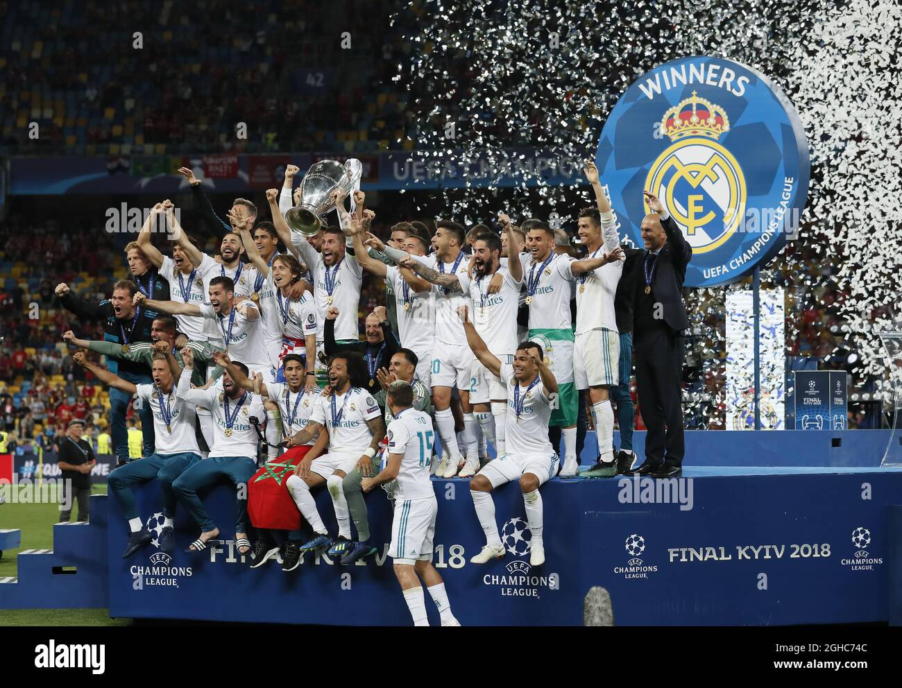 Il capitano del Real Madrid Sergio Ramos solleva il Trofeo UEFA Champions  League durante la partita finale della UEFA Champions League allo stadio  NSK Olimpiyskiy di Kiev. Data foto 26 maggio 2018.