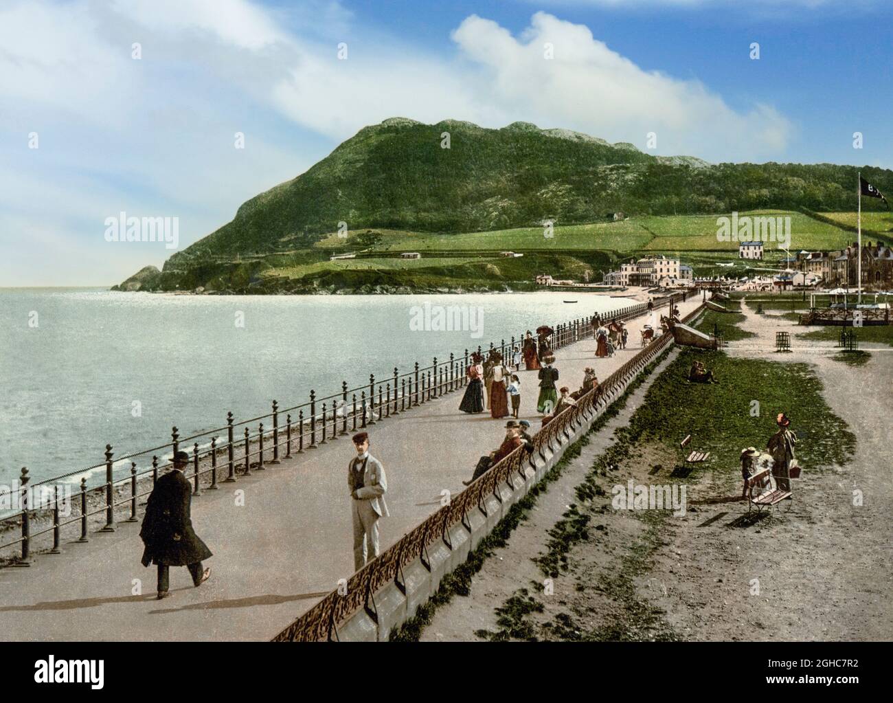Una vista dei primi del 20 ° secolo di Bray Head e la passeggiata a Bray nella contea nord di Wicklow, Irlanda. In epoca medievale, era un piccolo villaggio manoriale sul confine meridionale del pale, poi durante la seconda parte del XVIII secolo, le classi medie di Dublino cominciarono a trasferirsi lì. La ferrovia di Dublino e Kingstown è stata estesa fino a Bray nel 1854 e la città è cresciuta fino a diventare una località balneare, con alberghi e terrazze residenziali costruite nelle vicinanze del lungomare. Foto Stock