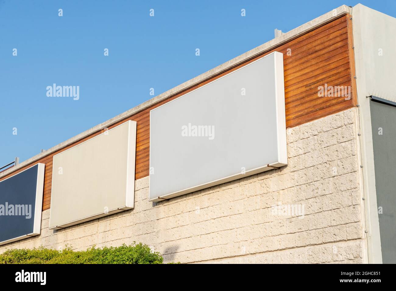 Cartelloni vuoti sull'edificio per mockup, presentazione di campagne pubblicitarie Foto Stock