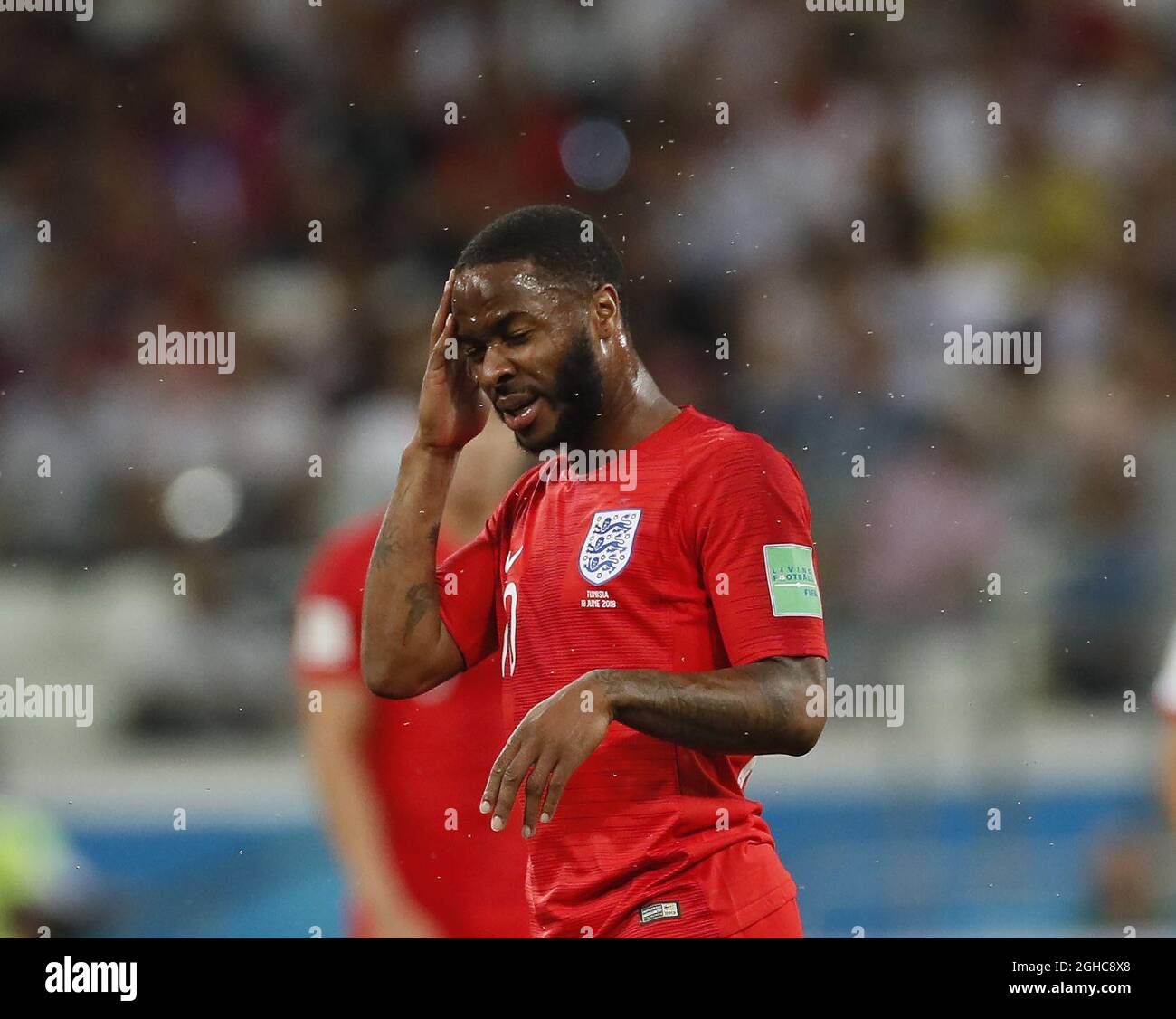 Raheem Sterling d'Inghilterra è circondato da mosche durante la partita della Coppa del mondo FIFA 2018 del Gruppo G alla Volgograd Arena di Volgograd. Data foto 18 giugno 2018. Il credito dovrebbe essere: David Klein/Sportimage via PA Images Foto Stock