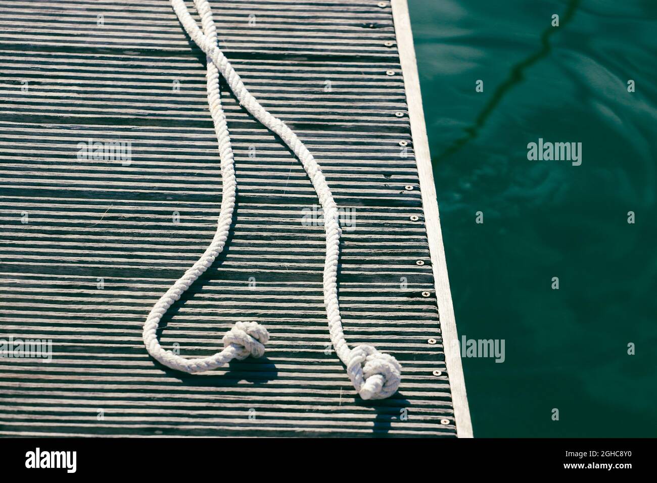 Corda per ormeggio barche in un ponte del porticciolo Foto Stock