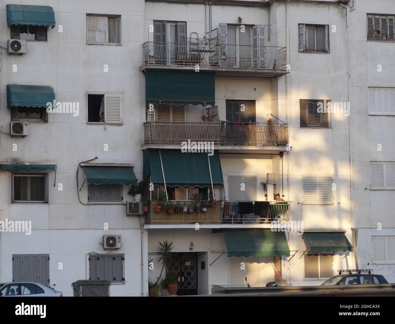 ATHENS STREET KIFISIAS, GRECIA - 10 ago 2021: Un primo piano di appartamenti con balconi in un vecchio edificio Foto Stock