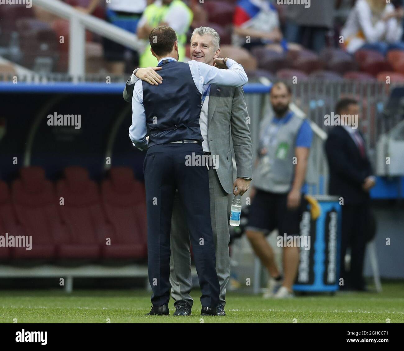 Gareth Southgate, direttore dell'Inghilterra, abbraccia il presidente della federazione di calcio croata Davor Suker in vista della semifinale della Coppa del mondo FIFA 2018 allo stadio Luzhniki di Mosca. Data foto 11 luglio 2018. Il credito dovrebbe essere: David Klein/Sportimage via PA Images Foto Stock