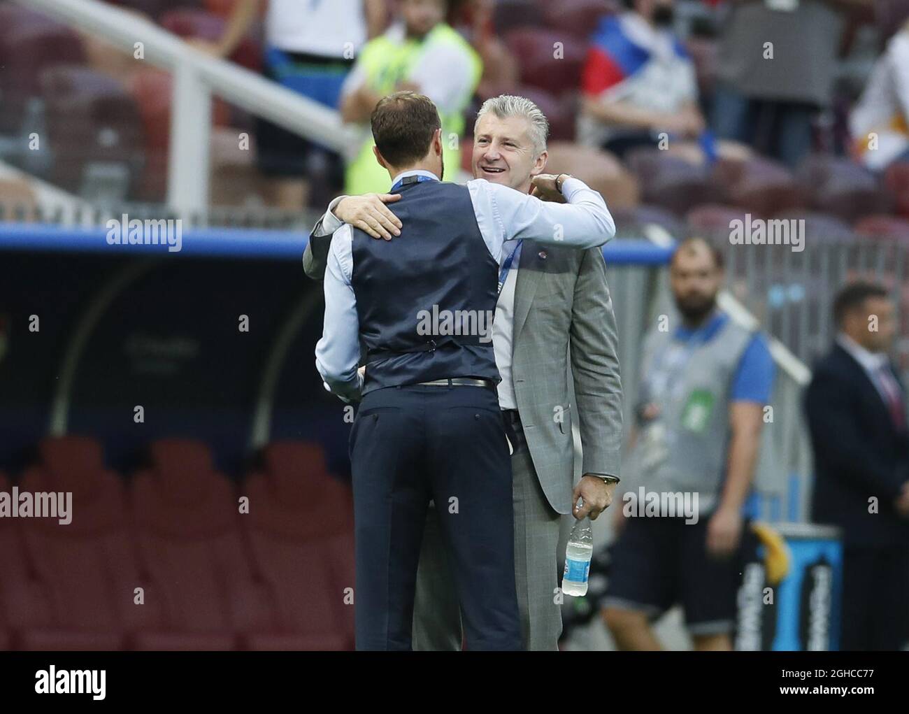 Gareth Southgate, direttore dell'Inghilterra, abbraccia il presidente della federazione di calcio croata Davor Suker in vista della semifinale della Coppa del mondo FIFA 2018 allo stadio Luzhniki di Mosca. Data foto 11 luglio 2018. Il credito dovrebbe essere: David Klein/Sportimage via PA Images Foto Stock