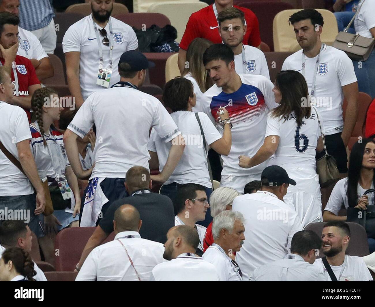 Harry Maguire d'Inghilterra trascorre del tempo con le mogli e le fidanzate dopo la partita della semifinale della Coppa del mondo FIFA 2018 allo stadio Luzhniki di Mosca. Data foto 11 luglio 2018. Il credito dovrebbe essere: David Klein/Sportimage via PA Images Foto Stock