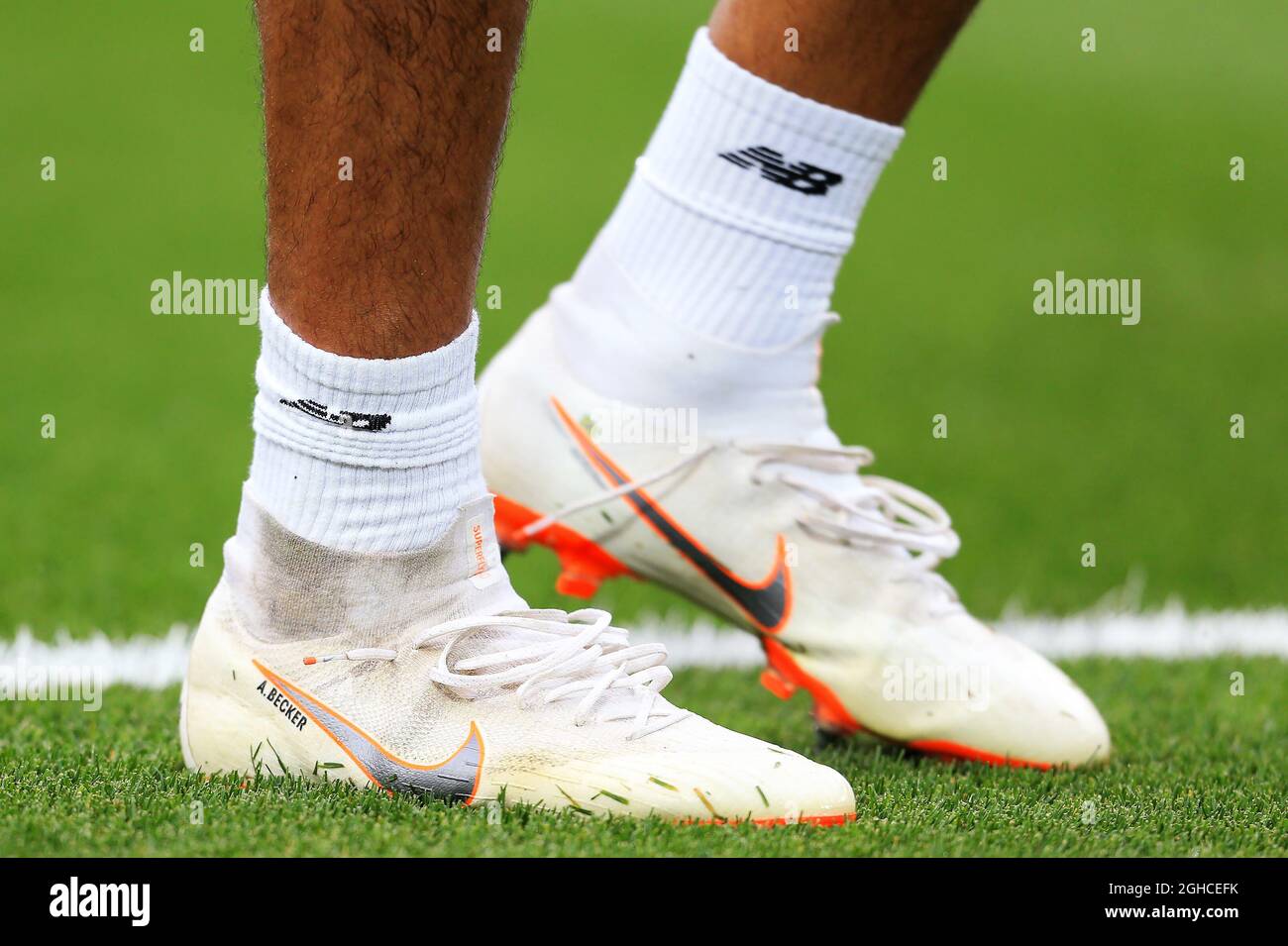 Le scarpe da calcio Nike Supervenom personalizzate indossate da Alisson  Becker di Liverpool durante la partita amichevole pre-stagione all'Anfield  Stadium di Liverpool. Data foto 7 agosto 2018. Il credito dovrebbe essere:  Matt