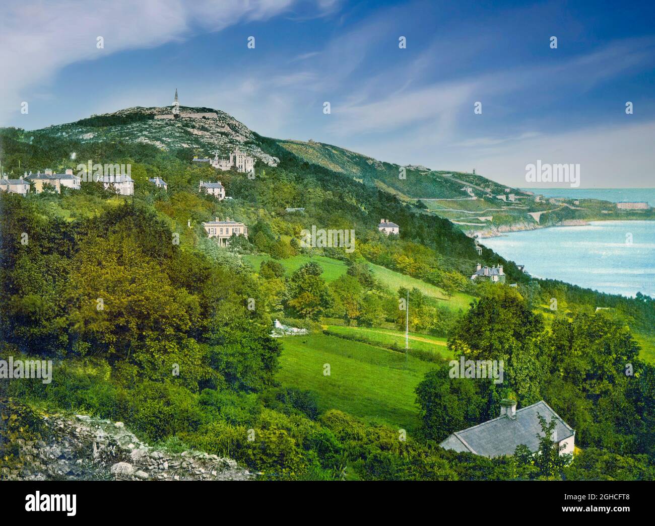 Una vista dei primi del 19 ° secolo di Killiney Hill e Bay nella ricca località balneare della contea di Dublino, Irlanda. Divenne una località popolare nel XIX secolo, soprattutto dopo essere stata paragonata al Golfo di Napoli in Italia; un paragone si riflette nei nomi delle strade circostanti, come Vico, Sorrento, Monte Alverno, San Elmo e Capri. Foto Stock
