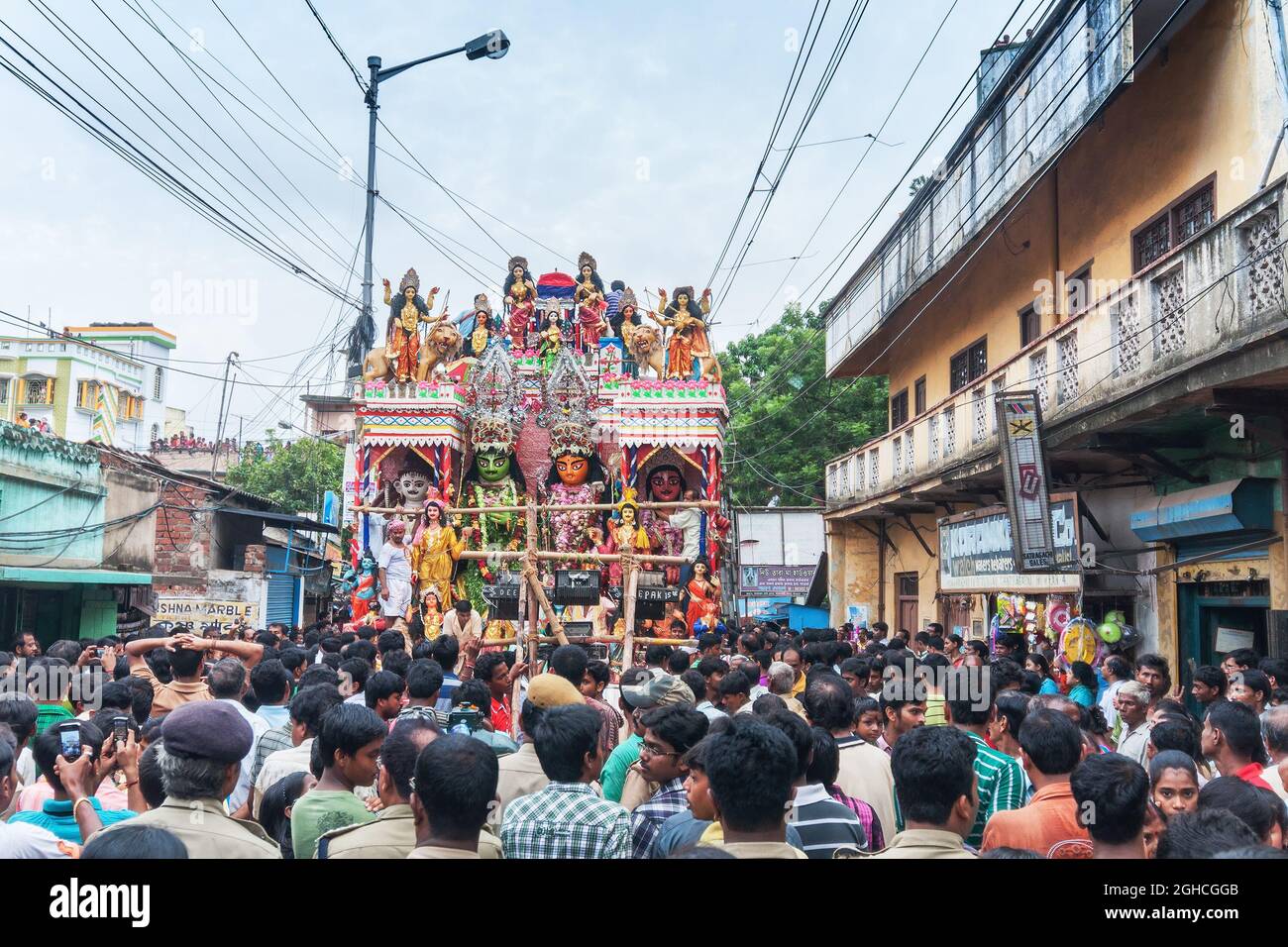 KOLKATA, BENGALA OCCIDENTALE , INDIA - 12th AGOSTO 2012 : devoti indù Religiosi che tirano corde di processione Lord RAM. RAM è un Dio indù di Ramayana, epico. Foto Stock KOLKATA, BENGALA OCCIDENTALE , INDIA - 12th AGOSTO 2012 : devoti indù Religiosi che tirano corde di processione Lord RAM. RAM è un Dio indù di Ramayana, epico. Foto Stock