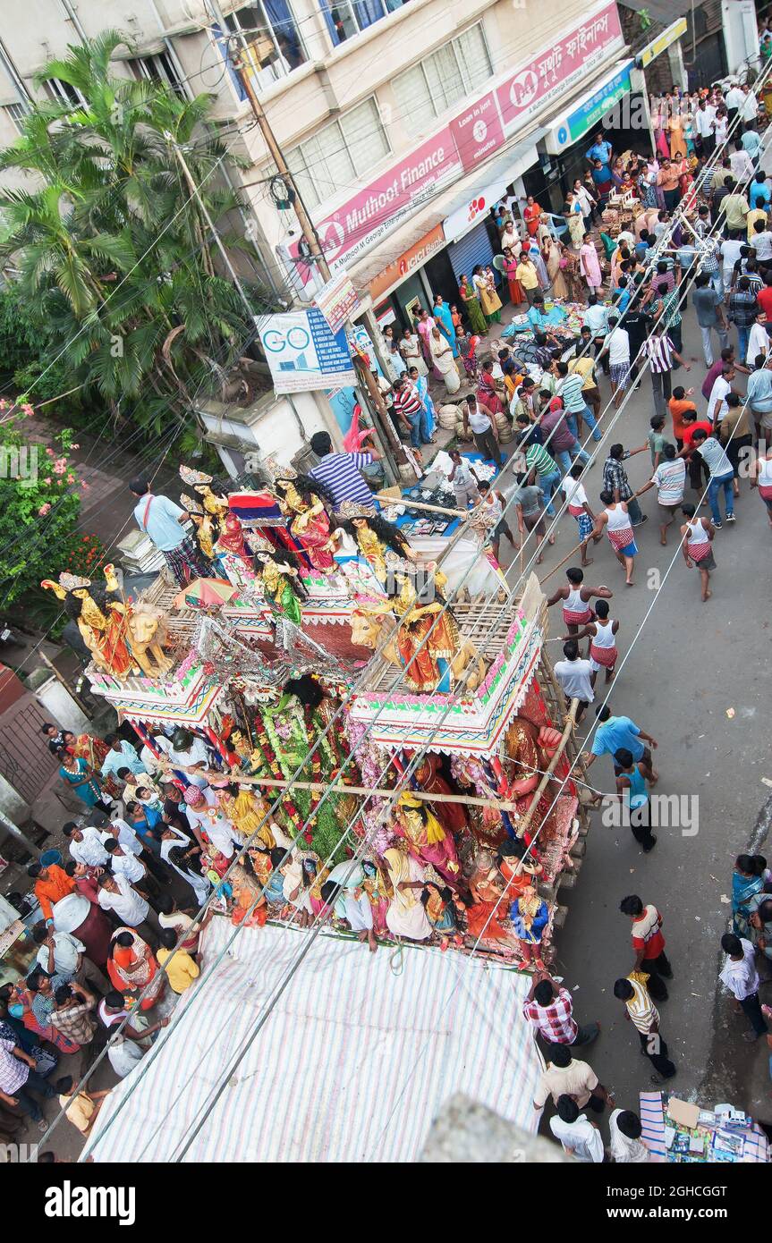 KOLKATA, BENGALA OCCIDENTALE , INDIA - 12th AGOSTO 2012 : devoti indù Religiosi che tirano corde di processione Lord RAM. RAM è un Dio indù di Ramayana, epico. Foto Stock KOLKATA, BENGALA OCCIDENTALE , INDIA - 12th AGOSTO 2012 : devoti indù Religiosi che tirano corde di processione Lord RAM. RAM è un Dio indù di Ramayana, epico. Foto Stock