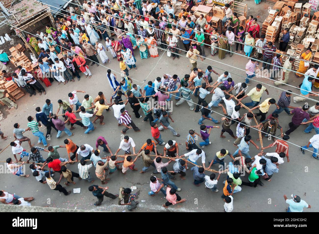 KOLKATA, BENGALA OCCIDENTALE , INDIA - 12th AGOSTO 2012 : Religiosi indù devoteed tirando corde di processione Lord RAM. RAM è un Dio indù di Ramayana. Foto Stock KOLKATA, BENGALA OCCIDENTALE , INDIA - 12th AGOSTO 2012 : Religiosi indù devoteed tirando corde di processione Lord RAM. RAM è un Dio indù di Ramayana. Foto Stock