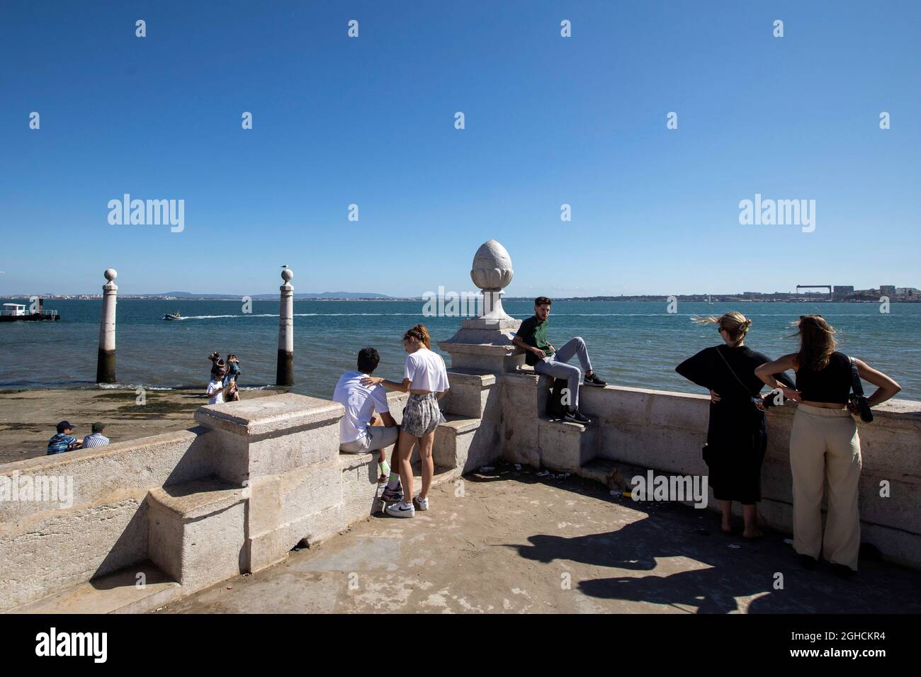 Lisbona, Portogallo. 30 ago 2021. La gente ha visto rilassarsi al molo di Cais das Colunas, che si affaccia sul fiume Tago, a Lisbona. Il molo di Cais das Colunas è stato costruito nella seconda metà del XIX secolo. Per molti anni è servito da ingresso nobile per coloro che arrivano a Lisbona in barca. Il molo prende il nome dalle due colonne che si possono vedere sul lato dei principali gradini di marmo. (Credit Image: © Hugo Amaral/SOPA Images via ZUMA Press Wire) Foto Stock