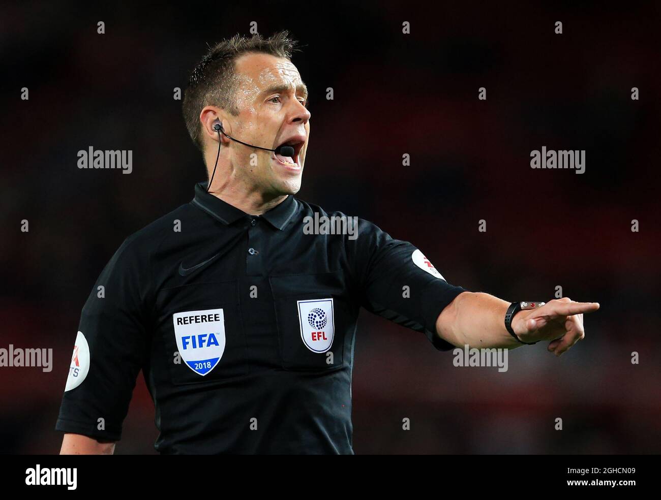 L'arbitro Stuart Attwell punta durante la partita del terzo turno della Coppa Carabao all'Old Trafford Stadium di Manchester. Data foto 25 settembre 2018. Il credito dovrebbe essere: Matt McNulty/Spaltimage via PA Images Foto Stock