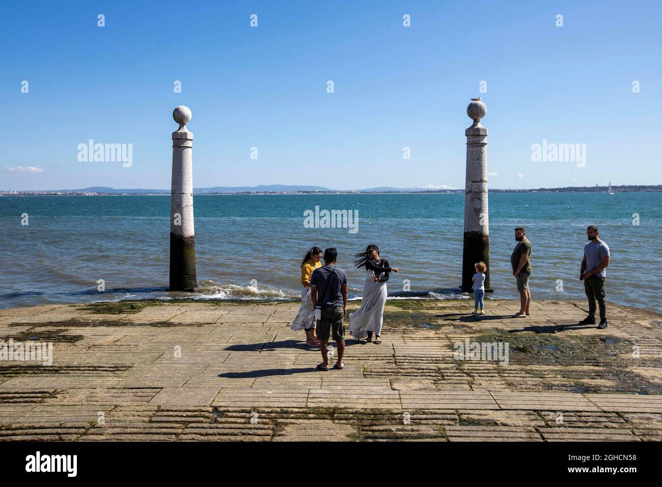 30 agosto 2021, Lisbona, Portogallo: La gente ha visto rilassarsi al molo di Cais das Colunas, che si affaccia sul fiume Tago, a Lisbona.. Il molo di Cais das Colunas è stato costruito nella seconda metà del 19 ° secolo. Per molti anni è servito da ingresso nobile per coloro che arrivano a Lisbona in barca. Il molo prende il nome dalle due colonne che si possono vedere sul lato dei principali gradini di marmo. (Credit Image: © Hugo Amaral/SOPA Images via ZUMA Press Wire) Foto Stock