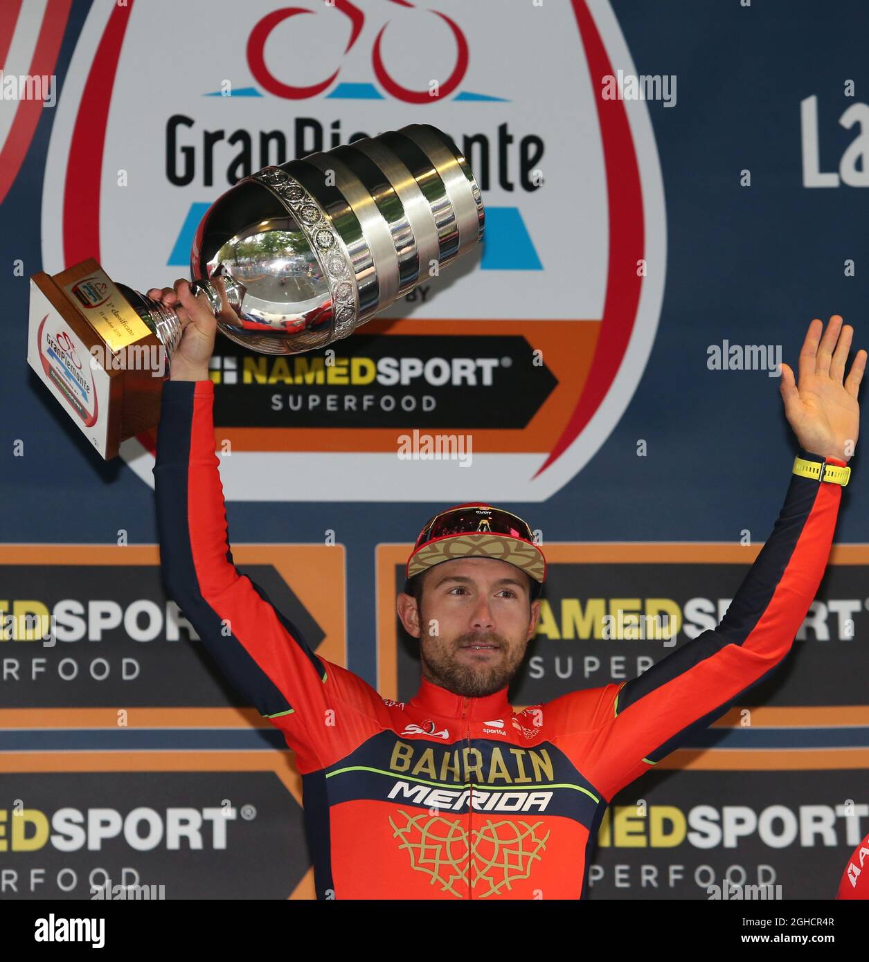 102nd Gran Piemonte - Racconigi a Stupinigi gara ciclistica nella Foto: Sonny Colbrelli del Team Bahrain Merida raffigurato con il trofeo del vincitore dopo la sua vittoria Foto data: 11 ottobre 2018. Il credito d'immagine dovrebbe essere: Jonathan Moscrop/Sportimage via PA Images Foto Stock