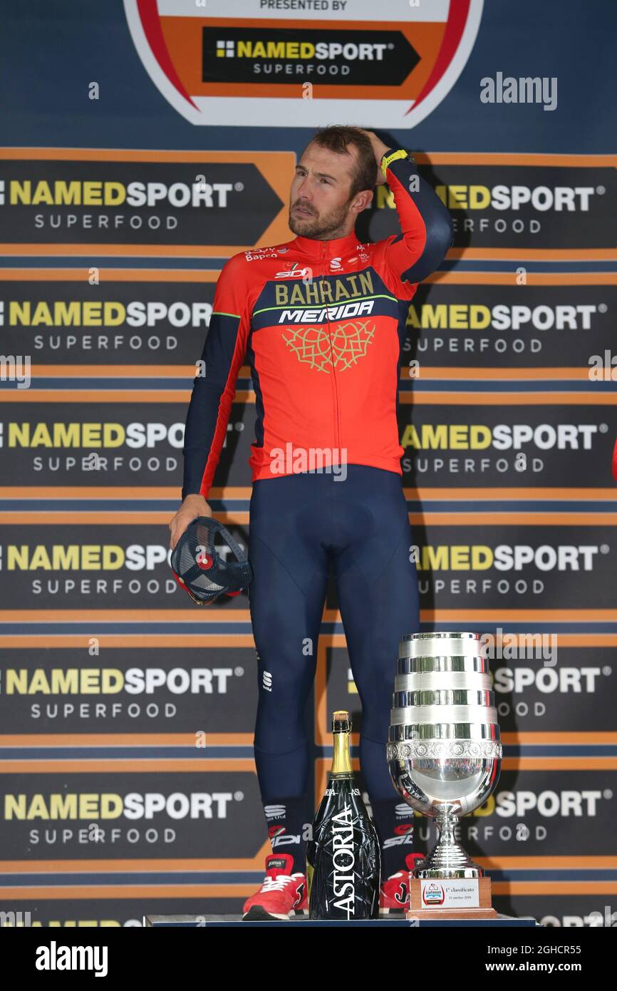 102nd Gran Piemonte - Racconigi alla gara ciclistica di Stupinigi nella Foto: Vincitore Sonny Colbrelli del Team Bahrain Merida ritratto sul podio dopo la sua vittoria Foto data: 11 ottobre 2018. Il credito d'immagine dovrebbe essere: Jonathan Moscrop/Sportimage via PA Images Foto Stock