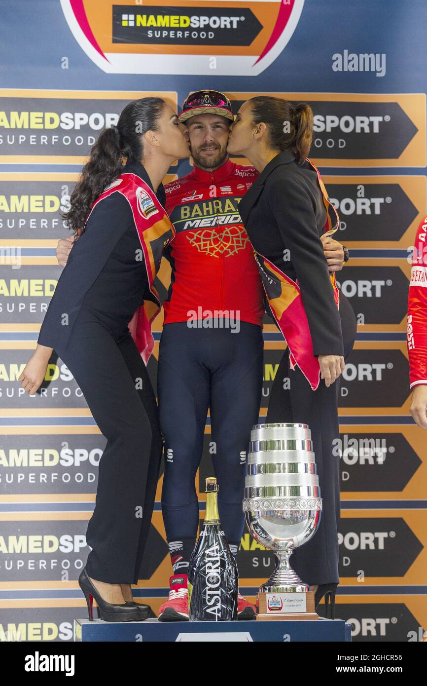 102nd Gran Piemonte - Racconigi alla gara ciclistica di Stupinigi nella Foto: Vincitore Sonny Colbrelli del Team Bahrain Merida ritratto sul podio dopo la sua vittoria Foto data: 11 ottobre 2018. Il credito d'immagine dovrebbe essere: Jonathan Moscrop/Sportimage via PA Images Foto Stock