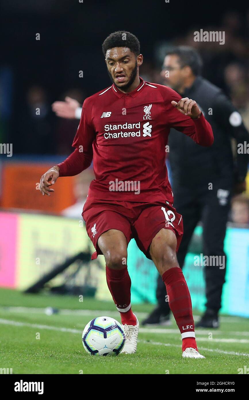 Joe Gomez di Liverpool corre con la palla durante la partita della Premier League al John Smith's Stadium, Huddersfield . Data foto 20 ottobre 2018. Il credito d'immagine dovrebbe essere: James Wilson/Sportimage via PA Images Foto Stock