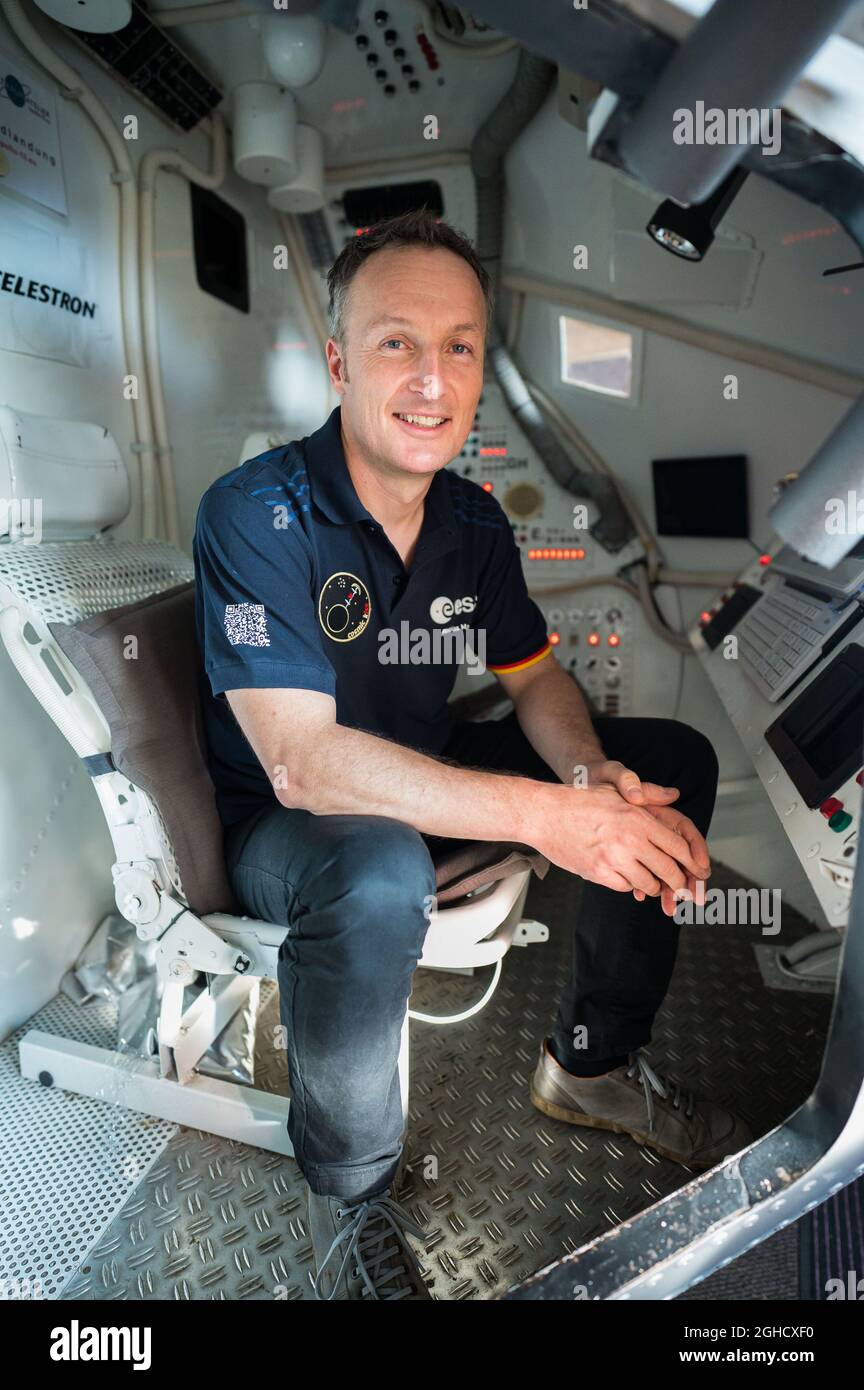 Mosberg Richweiler, Germania. 06 settembre 2021. L'astronauta dell'ESA Matthias Maurer si siede in una copia della capsula spaziale Apollo 13. Maurer volerà nello spazio alla fine di ottobre. Credit: Oliver Dietze/dpa/Alamy Live News Foto Stock