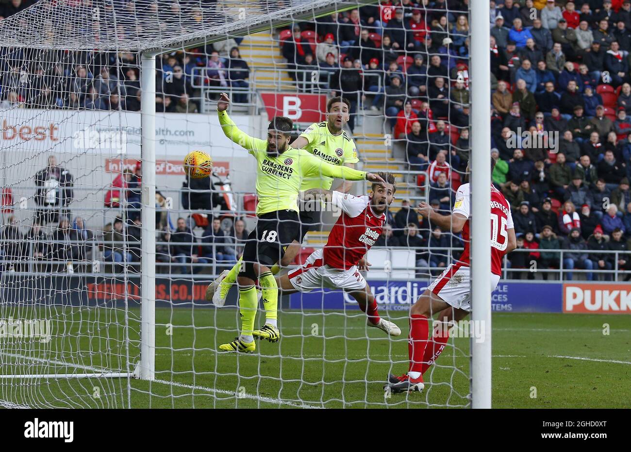 Chris Basham di Sheffield Utd è in testa al secondo gol durante la partita del campionato Sky Bet all'Aesseal New York Stadium di Rotherham. Data foto 24 novembre 2018. Il credito dovrebbe essere: Simon Bellis/Sportimage via PA Images Foto Stock