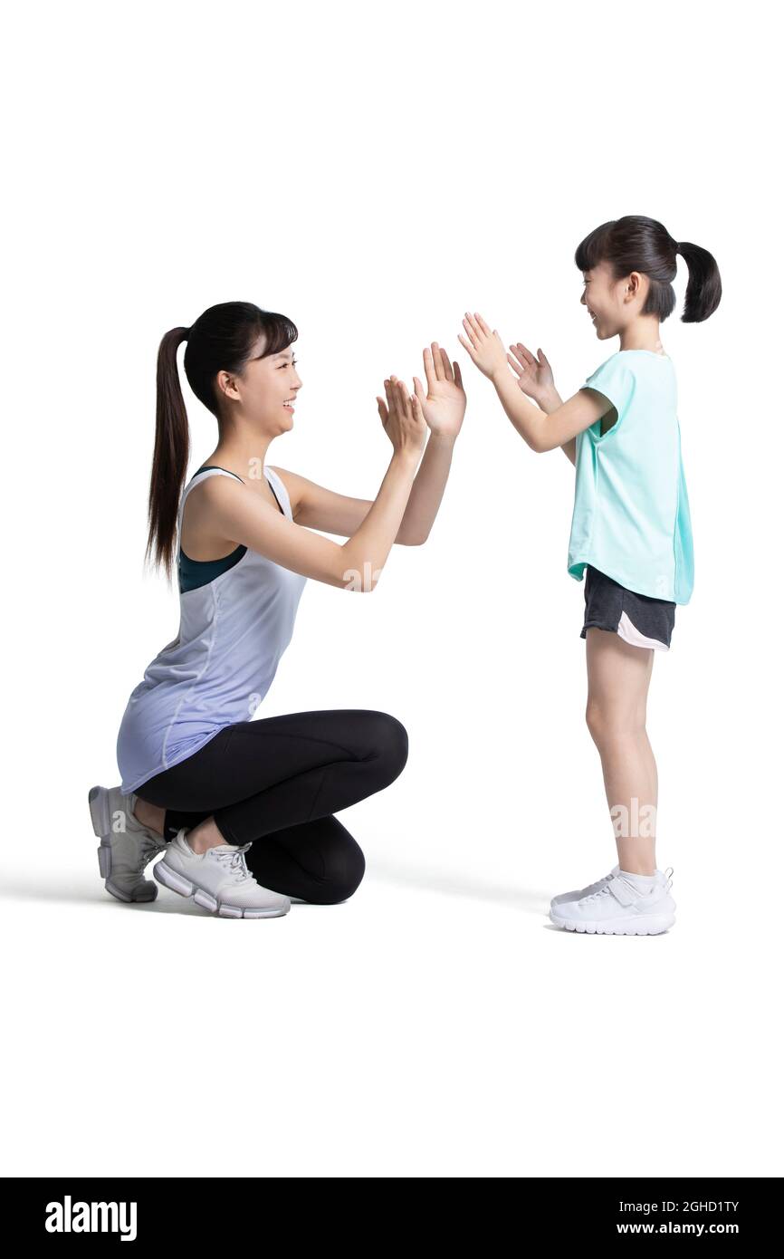 Felice madre e figlia che gioca gioco di clapping Foto Stock