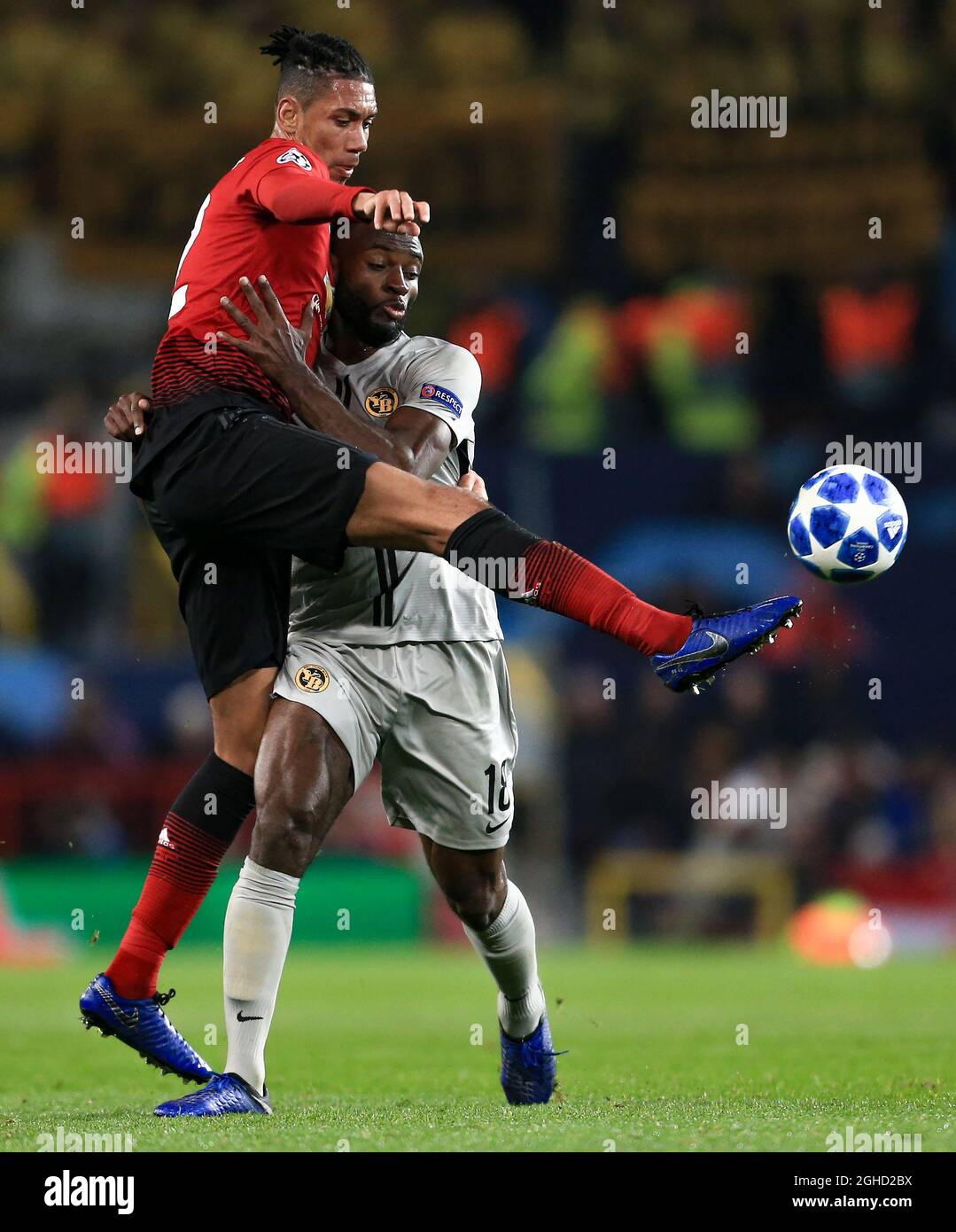 Chris Smalling di Manchester United batte con Roger Asssale dei giovani ragazzi del BSC durante la partita UEFA Champions League Group H all'Old Trafford Stadium di Manchester. Data foto: 27 novembre 2018. Il credito dovrebbe essere: Matt McNulty/Spaltimage via PA Images Foto Stock