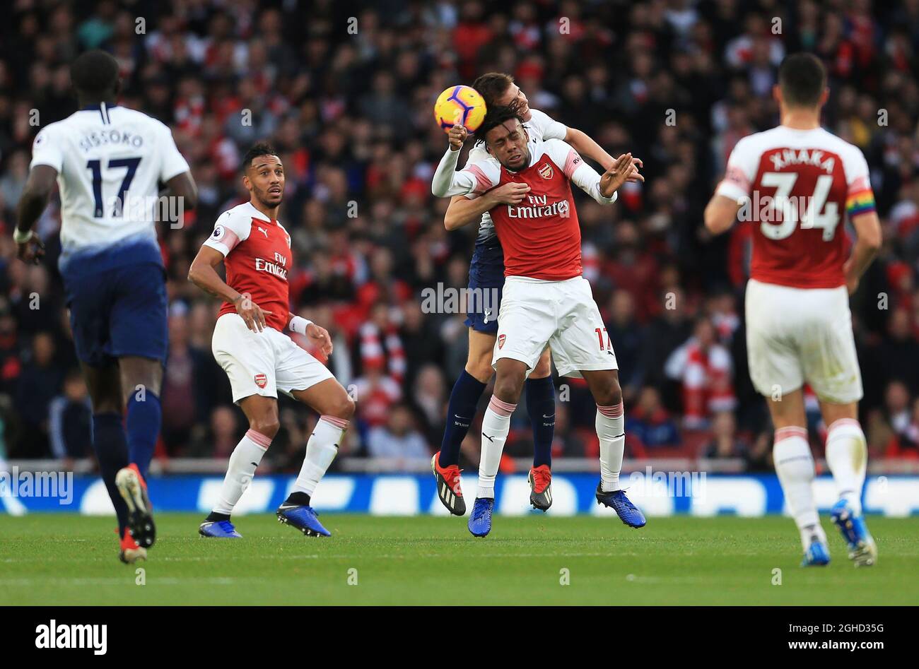 Pierre-Emerick Aubameyang dell'Arsenal vince un header sopra Juan Foyth di Tottenham Hotspur durante la partita della Premier League all'Emirates Stadium di Londra. Data foto: 2 dicembre 2018. Il credito dovrebbe essere: Matt McNulty/Spaltimage via PA Images Foto Stock