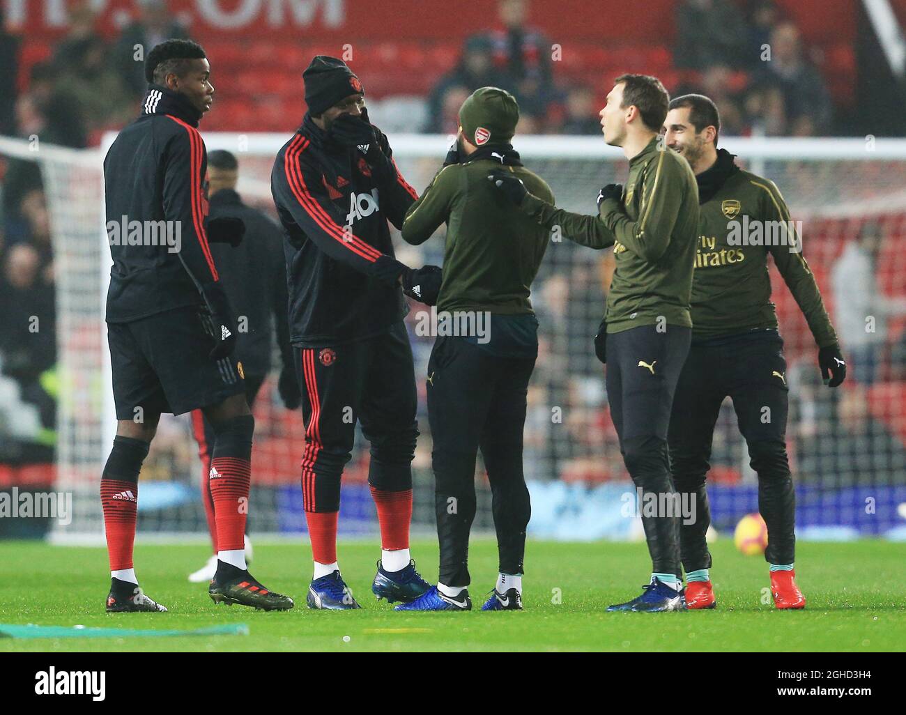 Romelu Lukaku e Paul Pomba del Manchester United parlano con Alexandre Lacazette dell'Arsenal e Henrikh Mkhitaryan durante il riscaldamento durante la partita della Premier League a Old Trafford, Manchester. Data foto: 5 dicembre 2018. Il credito dovrebbe essere: Matt McNulty/Spaltimage via PA Images Foto Stock