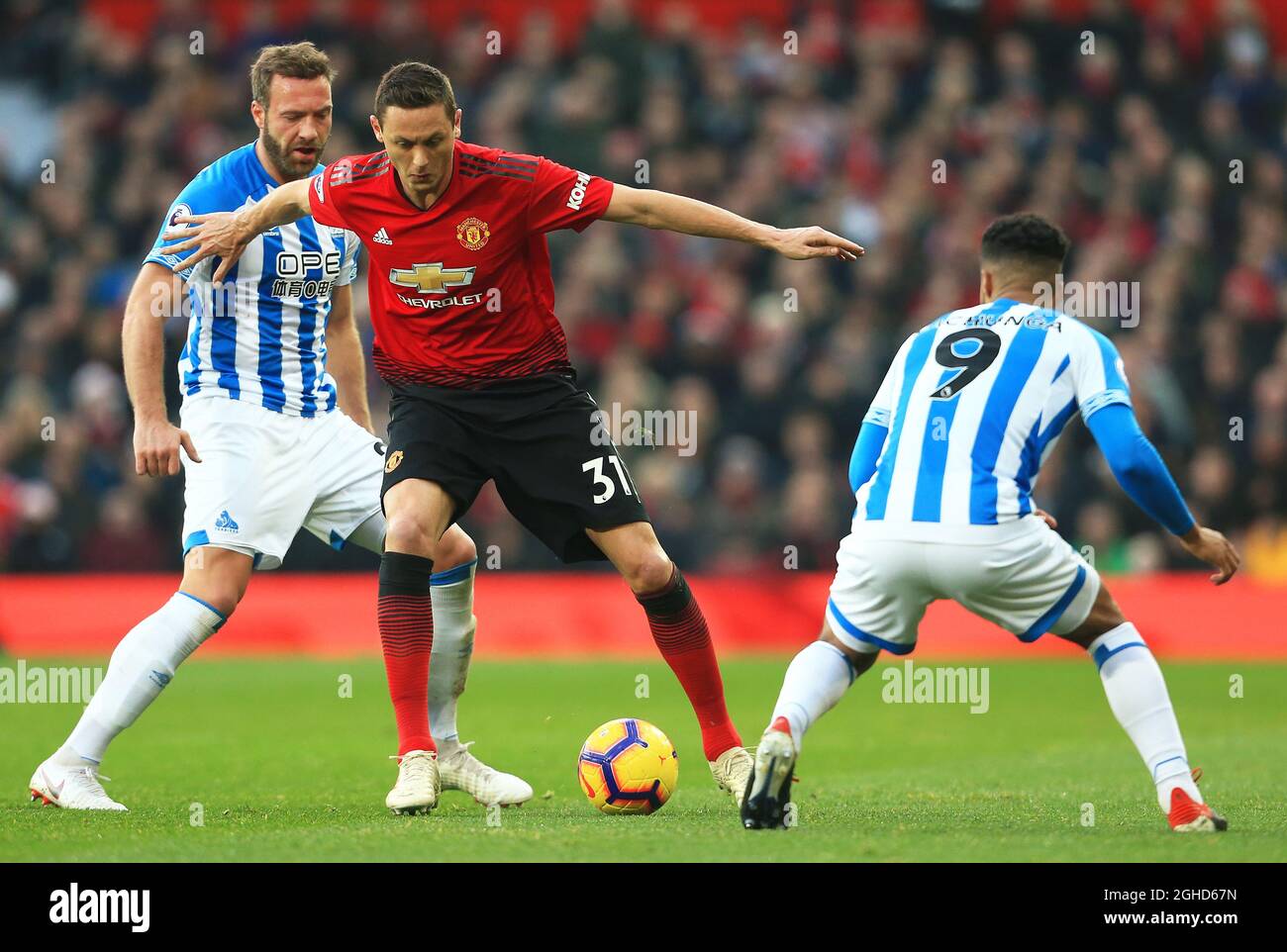 Nemanja Matic del Manchester United prende Elias Kachunga nella città di Huddersfield durante la partita della Premier League a Old Trafford, Manchester. Data foto: 26 dicembre 2018. Il credito dovrebbe essere: Matt McNulty/Spaltimage via PA Images Foto Stock