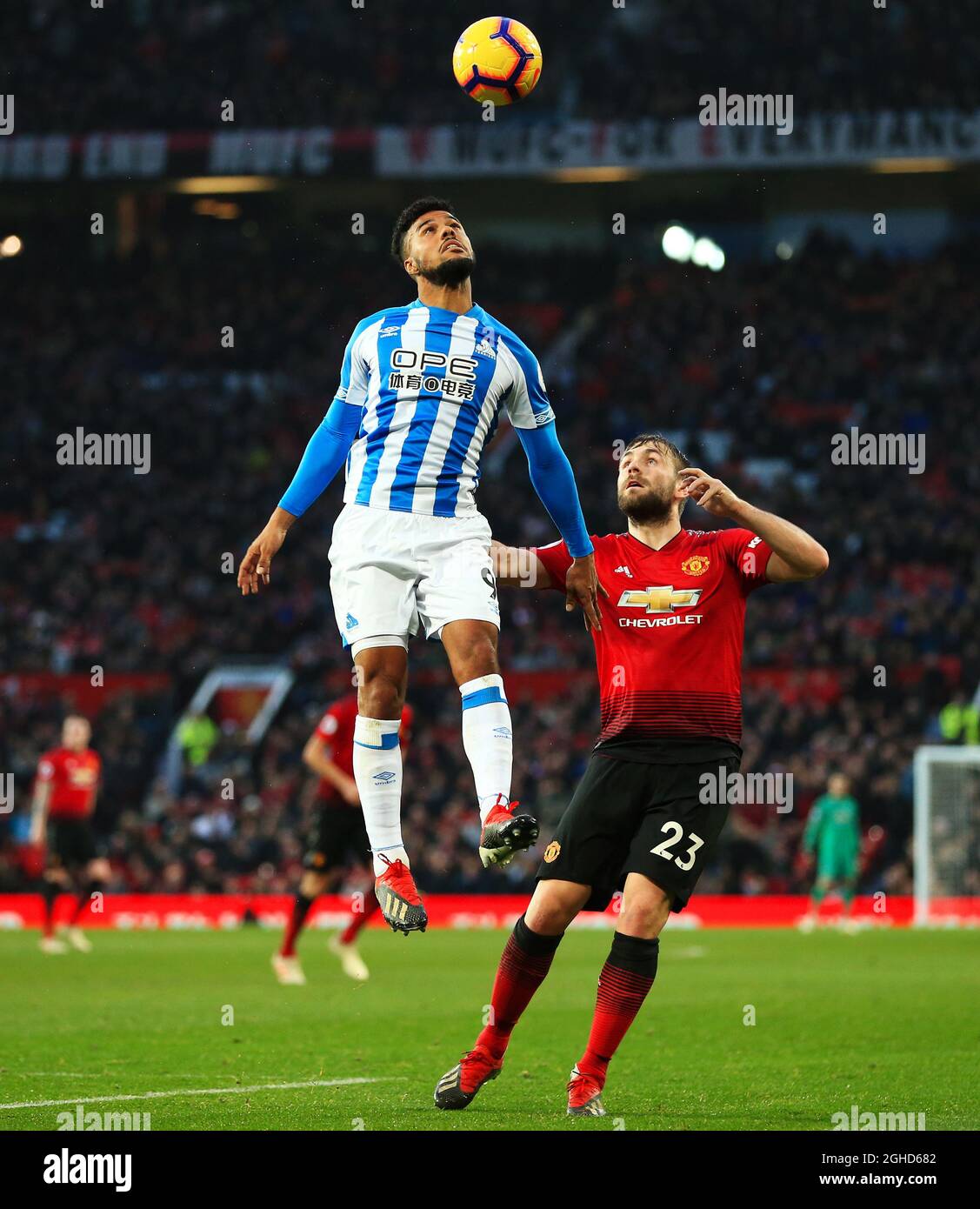 Elias Kachunga di Huddersfield Town e Luke Shaw del Manchester United durante la partita della Premier League a Old Trafford, Manchester. Data foto: 26 dicembre 2018. Il credito dovrebbe essere: Matt McNulty/Spaltimage via PA Images Foto Stock